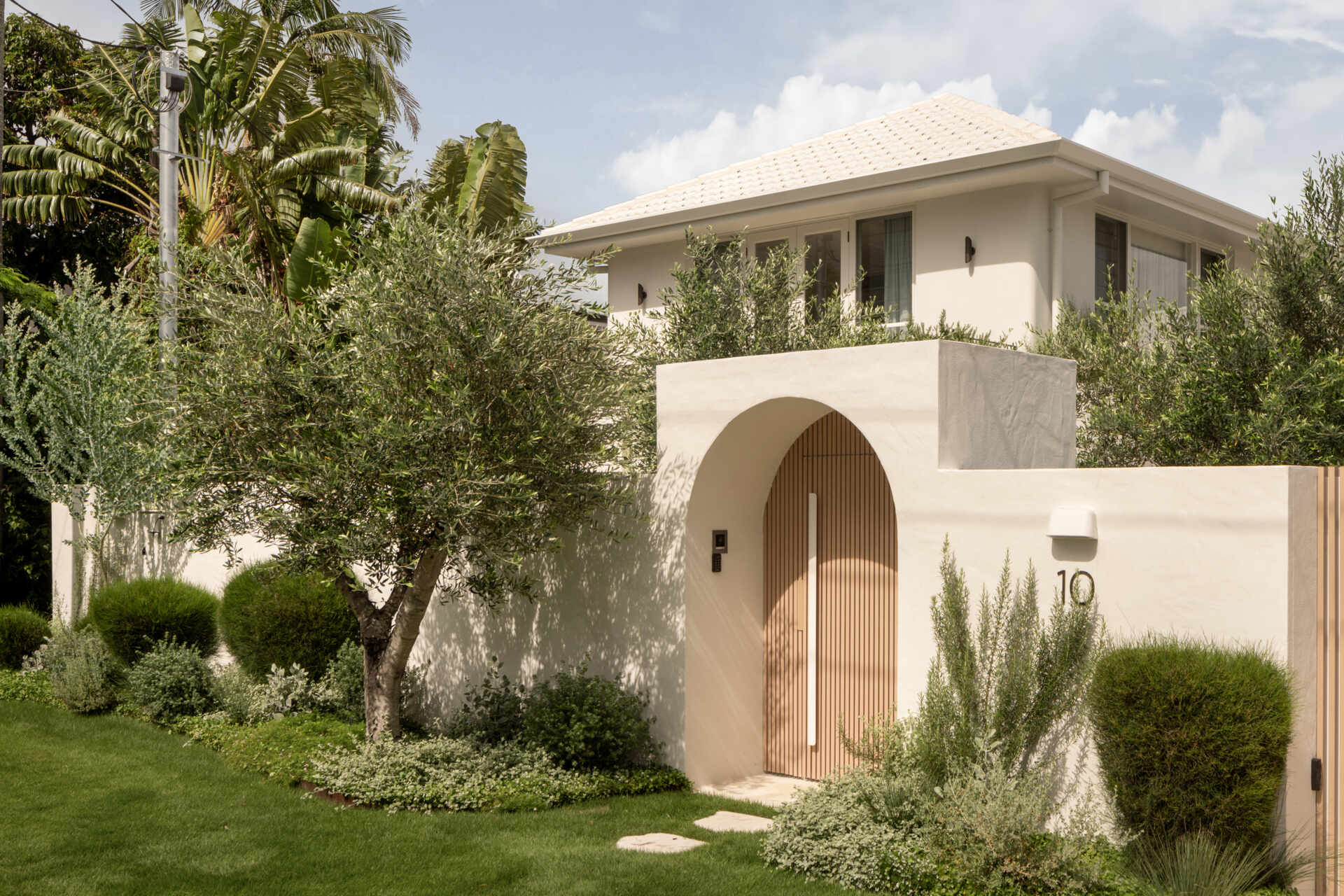 Step Inside the Warm, Minimal Home Inspired by Mediterranean Vacations